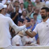 Il n'y a pas eu vraiment de match en Jannik Sinner (à gauche) et Novak Djokovic. KEYSTONE/AP/Kin Cheung